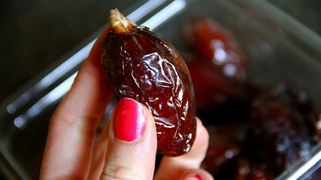 [Bintang] Simak Penjelasan dr Boyke tentang Manfaat Kurma untuk Ibu Hamil