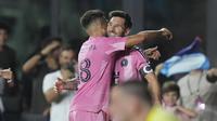 Lionel Messi merayakan golnya bersama Jordi Alba di laga Inter Miami vs LA Galaxy di laga lanjutan MLS 2025 di Chase Stadium, Florida, Amerika Serikat, Minggu (17/08/2025) pagi WIB. (AP Photo/Lynne Sladky).