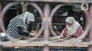 Pembatik disabilitas menyelesaikan karyanya di Rumah Batik Palbatu, Jakarta, Kamis (3/12/2020). Penyandang disabilitas dipercaya membuat kain batik sebagai upaya memberi kesempatan berkiprah dan berkarya dalam melestarikan budaya meski dalam keterbatasan. (merdeka.com/Iqbal S. Nugroho)