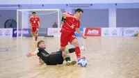Pemain Timnas Futsal Indonesia, Imam Anshori terkena tekel pemain Australia pada laga terakhir Grup B Piala AFF Futsal 2026 di Nonthaburi Hall, Bangkok, Thailand, Rabu (8/4/2026) siang. (Dok. Federasi Futsal Indonesia)