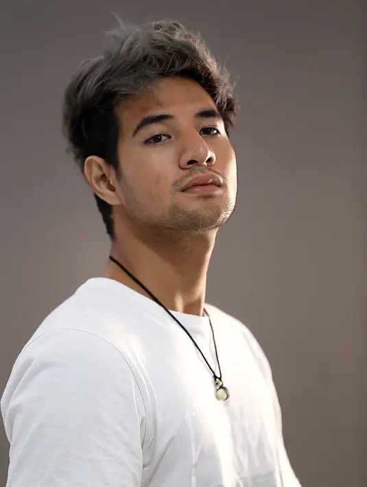 "Ya ini memang rambut gue saja yang baru. Tentu penampilan baru, rambut baru ini keinginan dari produser gue," kata Ammar Zoni di The Hermitage Hotel, kawasan Menteng, Jakarta Pusat, Minggu (29/1). (Nurwahyunan/Bintang.com)