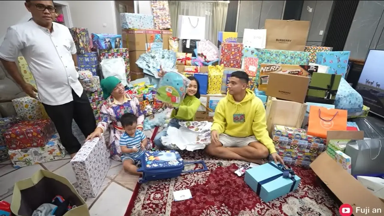 Gala Sky merayakan momen unboxing kado ultahnya yang ke 2Tangkap Layar YouTube Fuji An