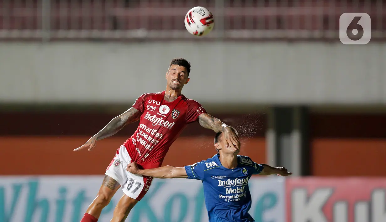 Pemain Bali United, Stefano Lilipaly (kiri), berebut bola dengan pemain Persib Bandung, Henhen Herdiana, dalam pertandingan Babak Penyisihan Piala Menpora 2021 di Stadion Maguwoharjo, Sleman. Rabu (24/3/2021).  Persib Bandung bermain imbang 1-1 dengan Bali United pada laga Grup D Piala Menpora 2021.