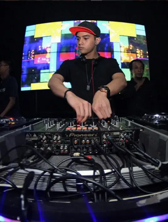 Al Ghazali kini tengah menikmati profesinya sebagai disc jockey (DJ). Kakak tertua dari El Rumi dan Dul ini semakin memiliki pesona yang menarik hati para penonton khususnya para wanita. (via instagram/@alghazali7)