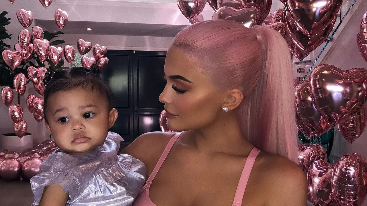 [Bintang] Kylie Jenner - Stormi