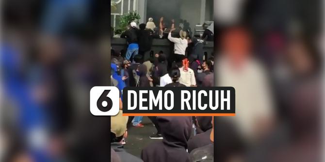 VIDEO: Demo Ricuh, Gedung DPRD Malang Dilempari Batu dan Petasan