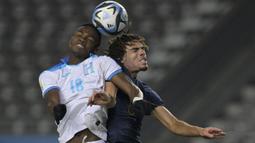 Striker Timnas Honduras U-20, Daniel Carter (kiri) berduel udara dengan bek Timnas Prancis U-20, Felix Nzouango pada laga terakhir Grup F Piala Dunia U-20 2023 di Unico Diego Armando Maradona Stadium, La Plata, Argentina, Senin (29/5/2023) dini hari WIB. (AFP/Juan Mabromata)