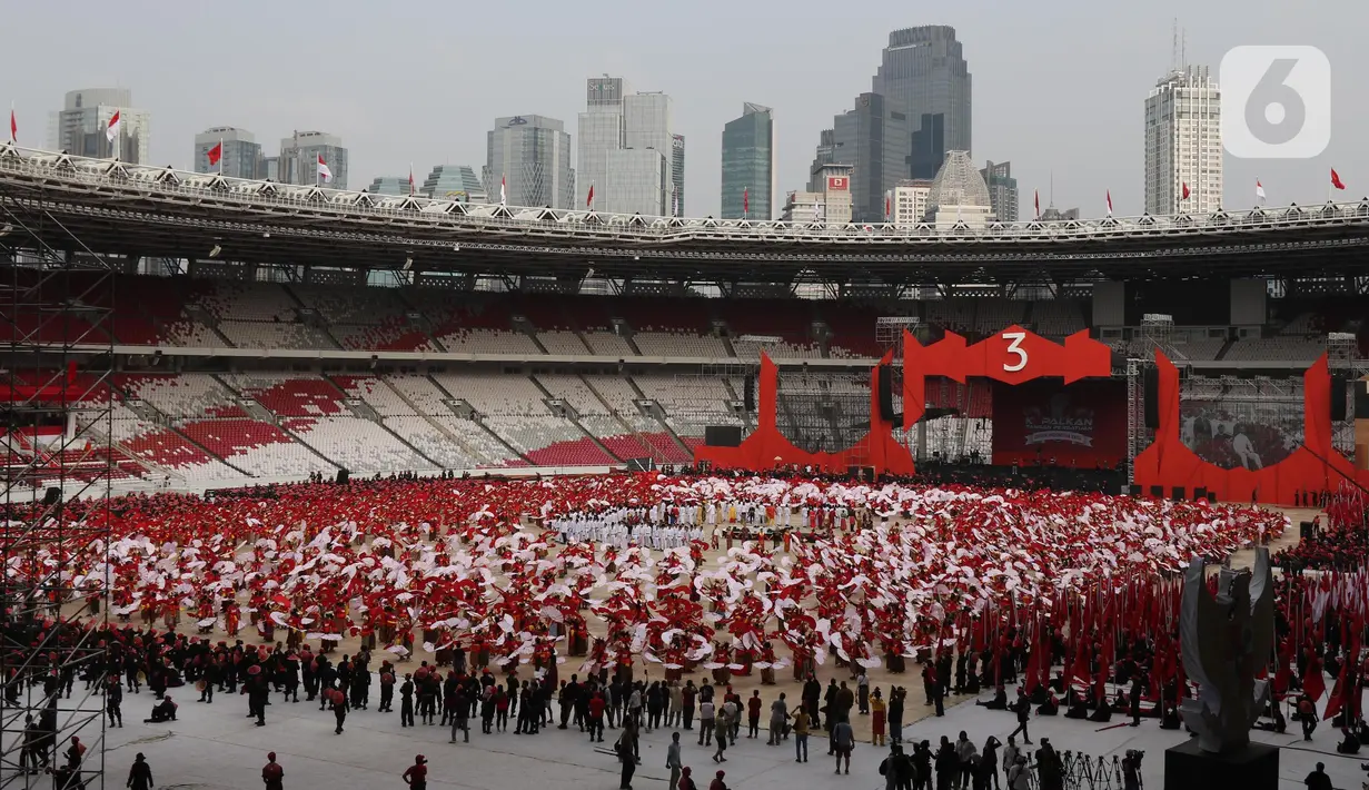 Sebelumnya, Guruh menjelaskan, jika apa yang dipersembahkannya dalam acara ini merupakan
hal yang tak biasa. Pasalnya Tari Kecak itu akan dilakukan seluruhnya oleh para wanita. (Liputan6.com/Helmi Fithriansyah)
