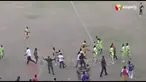 Para pesepakbola dari dua klub divisi dua asal Sekondi di Ghana yaitu Nzema Kotoko dan Mine Stars terlibat dalam tawuran saat laga play-off tengah berlangsung seperti diunduh dari akun youtube Allsports Ghana.