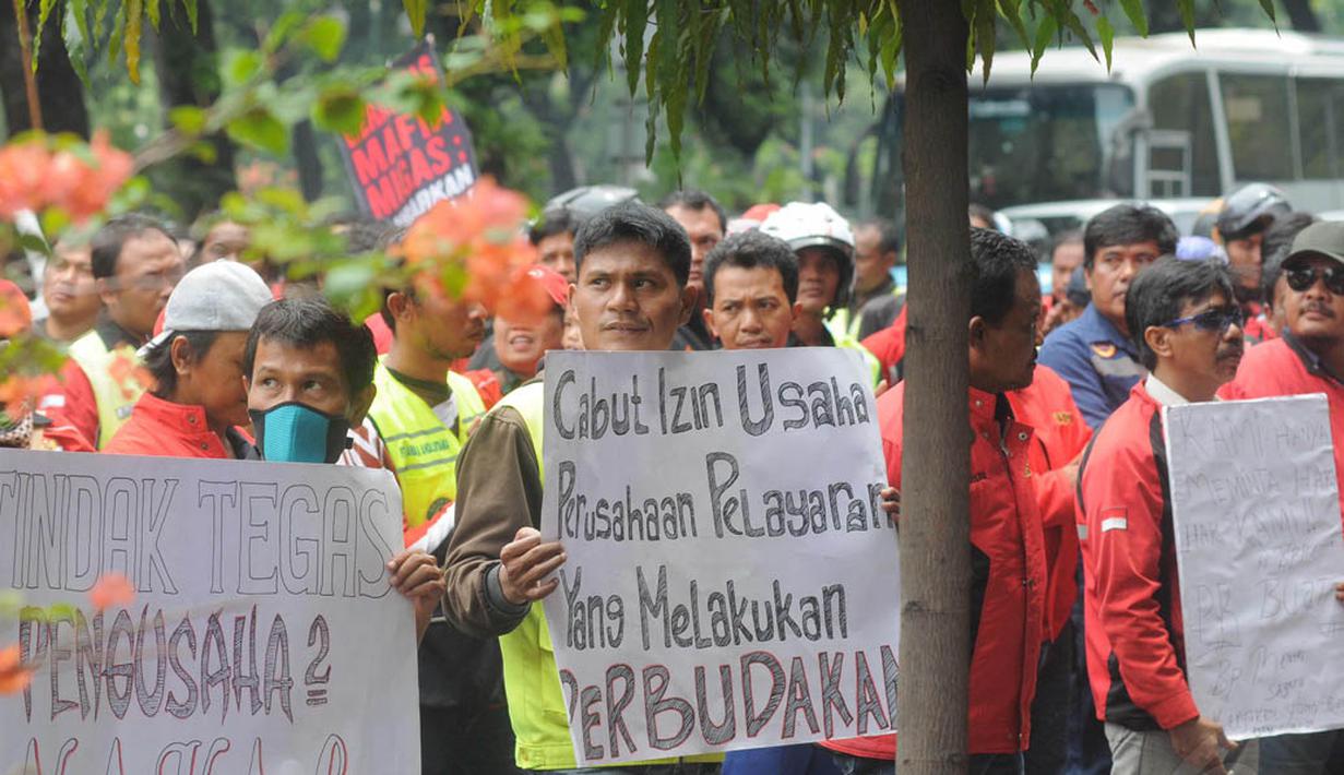 Dalam aksinya, puluhan massa SBTPI membawa bendera dan spanduk berisi tuntutan mereka, Jakarta, Selasa (11/11/2014). (Liputan6.com/Herman Zakharia) 