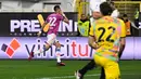 Pemain Juventus Angel Di Maria (kiri) melakukan selebrasi usai mencetak gol ke gawang Spezia pada pertandingan sepak bola Liga Italia di Stadion Alberto-Picco, La Spezia, Italia, 19 Februari 2023. Juventus mengalahkan Spezia dengan skor 2-0. (ANDREAS SOLARO/AFP)