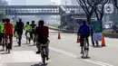 Warga berolahraga menggunakan sepeda di sepanjang Jalan Sudirman, Jakarta, Minggu (26/7/2020). Pemprov DKI menyiapkan 30 kawasan khusus pesepeda di lima kota administrasi Jakarta. (Liputan6.com/Faizal Fanani)
