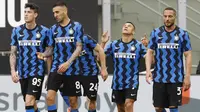 Striker Inter Milan, Alexis Sanchez, melakukan selebrasi usai mencetak gol ke gawang Sampdoria pada laga Liga Italia di Stadion Giuseppe Meazza, Sabtu (8/5/2021). Inter Milan menang dengan skor 5-1. (AP/Luca Bruno)