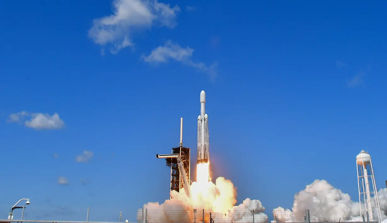 Pesawat ruang angkasa NASA bernama Europa Clipper menggunakan tenaga surya yang diluncurkan dengan roket SpaceX Falcon Heavy. (CHANDAN KHANNA/AFP)