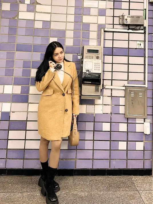 Mawar juga tampil dengan coat coklat dipadukan inner putih yang mengekspos kakinya di cuaca dingin.  [@MysaMawar]