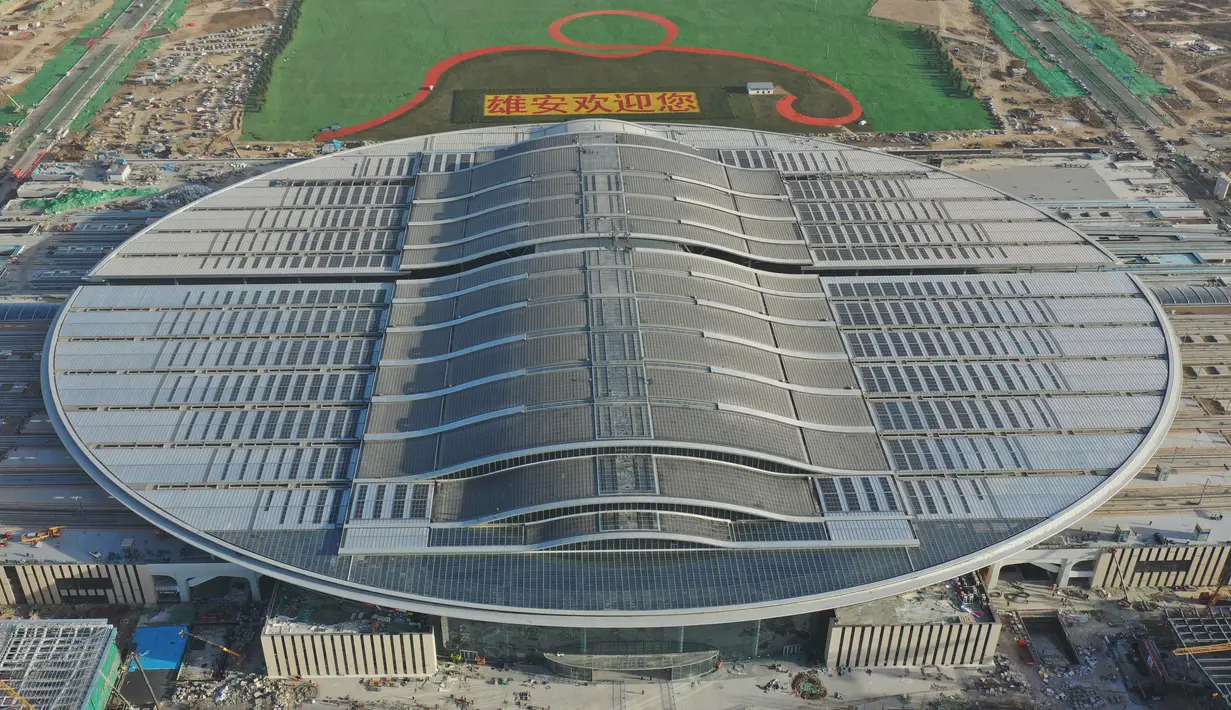 Foto dari udara menunjukkan lokasi konstruksi Stasiun Kereta Xiongan di Kawasan Baru Xiongan di Provinsi Hebei, China utara (23/12/2020). Pembangunan stasiun tersebut telah memasuki tahap akhir dan akan mulai beroperasi pada akhir tahun ini. (Xinhua/Yang Shiyao)