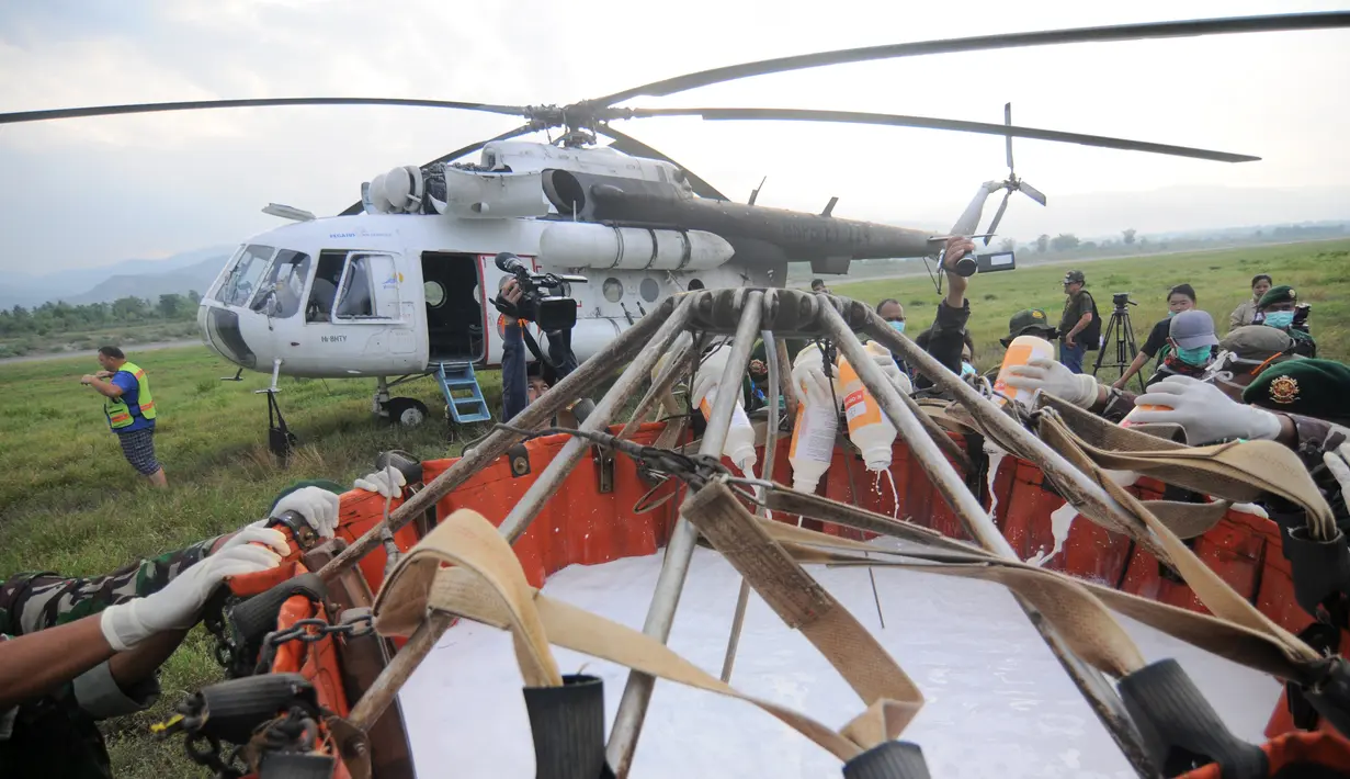 Tentara menyiapkan disinfektan untuk disemprotkan ke kawasan terdampak likuifaksi di Perumnas Petobo dan Balaroa, Palu, Sulteng, Kamis (18/10). Banyaknya korban tewas yang diperkirakan masih tertimbun mendorong upaya antisipasi ini. (Muhammad Rifki/AFP)