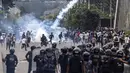 Kekerasan dari aparat semakin menjadi setelah beberapa pengunjuk rasa berupaya menembus area parlemen dengan menaiki pagar bangunan tersebut. (PRABIN RANABHAT/AFP)