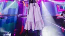 Dengan dress ruffle ungu, Tiara Andini tampil feminin maskulin. Ia menyematkan korset yang dipadukan dengan boots [instagram/tiaraandini]