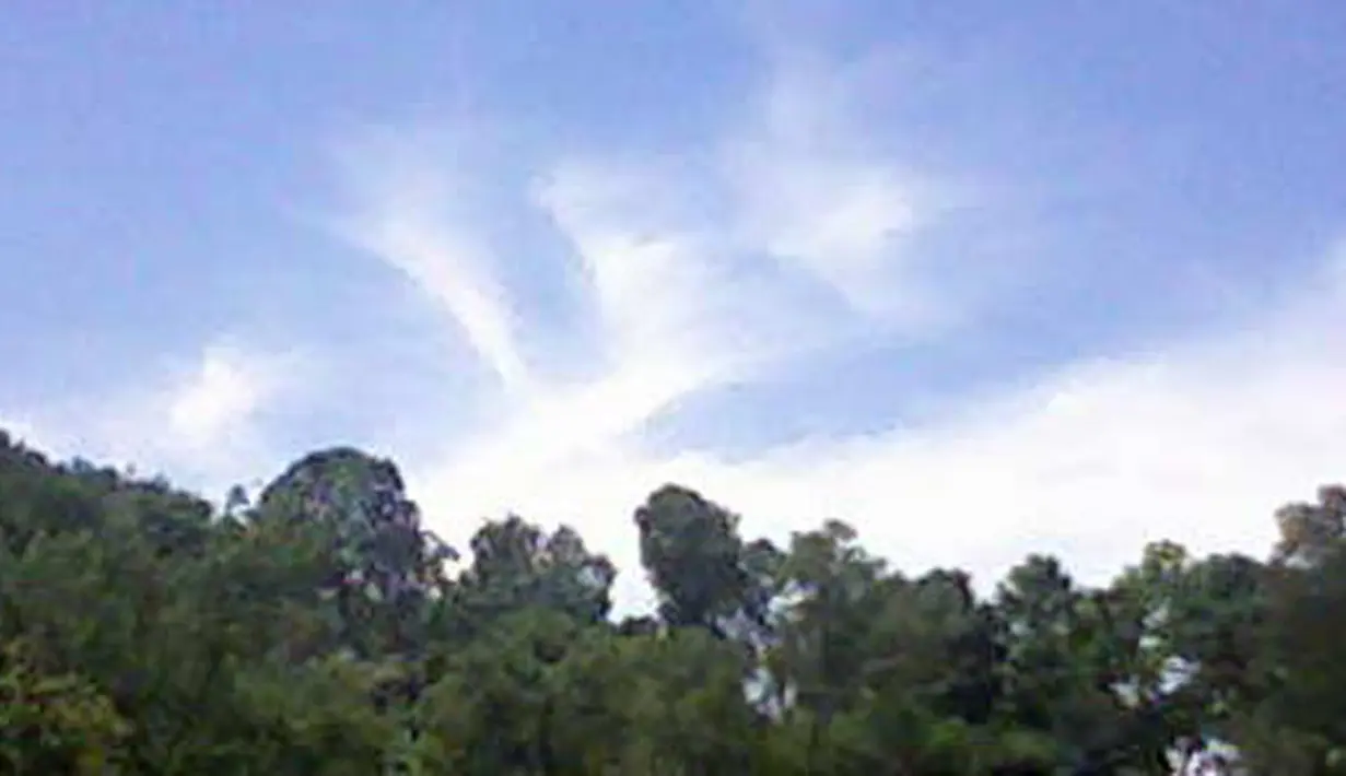 Citizen6, Jatiluhur: Awan berbentuk lafadz Allah SWT di Pelabuhan Jatiluhur, Minggu (10/4). (Pengirim: Anjar)