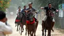 Penduduk lokal memacu kuda tunggangannya ketika mengikuti balapan dalam Festival Pchum Ben di provinsi Kandal, Kamboja, Rabu (20/9). Selain balapan kerbau juga diadakan balapan kuda dan pertandingan gulat tradisional. (AP Photo/Heng Sinith)