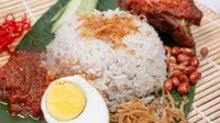 Resep Nasi Uduk Betawi. Photo by Suhairy  Tri Yadhi: https://www.pexels.com/photo/close-up-of-a-dish-with-rice-and-eggs-served-on-a-leaf-11912814/