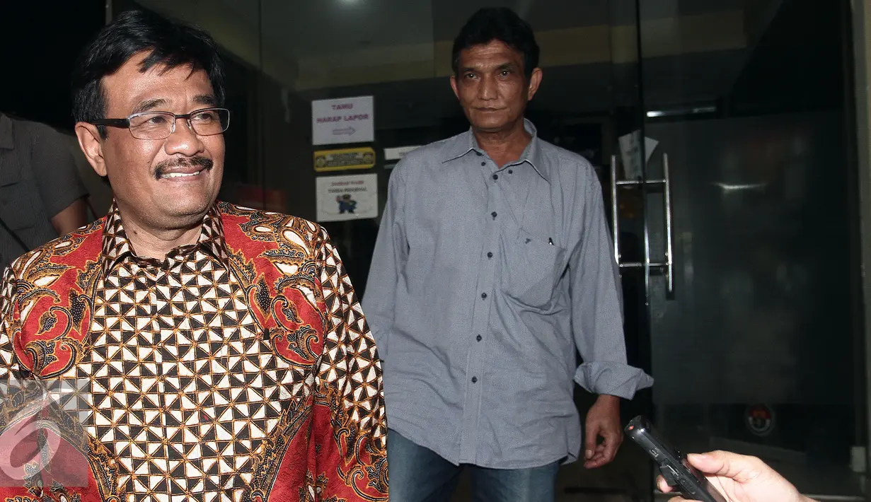 Wagub DKI Jakarta, Djarot Saiful Hidayat tersenyum usai menjalani pemeriksaan di Bareskrim Polri, Jakarta, Jumat (22/7). Djarot diperiksa terkait kasus dugaan dalam pembebasan lahan untuk rusunawa Cengkareng Barat. (Liputan6.com/Johan Tallo)