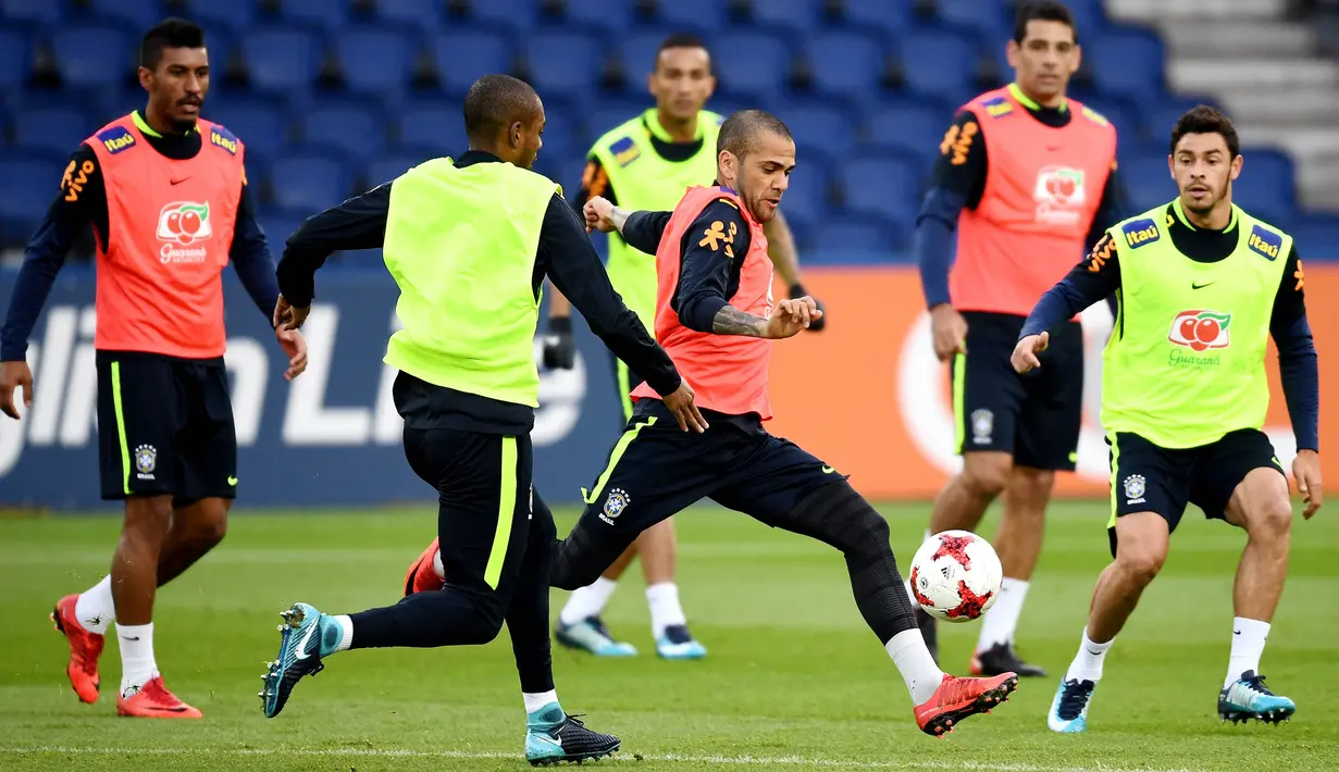 Bek Brasil, Dany ALves, menendang bola saat sesi latihan jelang laga persahabatan di Paris, Rabu (8/11/2017). Brasil akan berhadapan dengan Jepang. (AFP/Franck Fife)