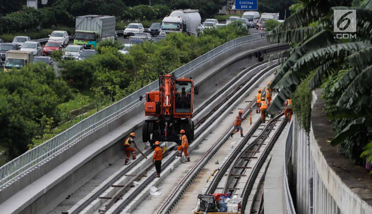 Pekerja melakukan pengerjaan proyek LRT Jabodebek, Jakarta, Selasa (12/3). Kereta LRT Jabodebek untuk rute Cawang-Cibubur akan diuji coba Juni 2019 dan saat ini proses pengerjaan untuk rute tersebut sudah mencapai 78,455%. (Liputan6.com/Faizal Fanani)