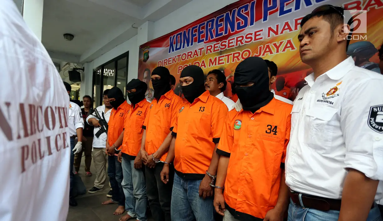 Kelima tersangka dihadirkan dalam jumpa pers pengungkapan kasus peredaran 20,4 kilogram sabu di Polda Metro Jaya, Minggu (8/10). Polisi juga berhasil menyita beberapa kendaraan pelaku yang digunakan untuk menjalankan bisnisnya. (Liputan6.com/Johan Tallo)