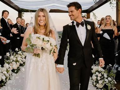 Taylor Lautner resmi menikahi sang kekasih, Taylor Dome pada 11 November 2022 lalu. Saat prosesi pemberkatan terlihat keduanya begitu bahagia dengan dihadiri tamu undangan yang memakai busana dengan tema hitam. (Liputan6.com/IG/@samkoma.world)