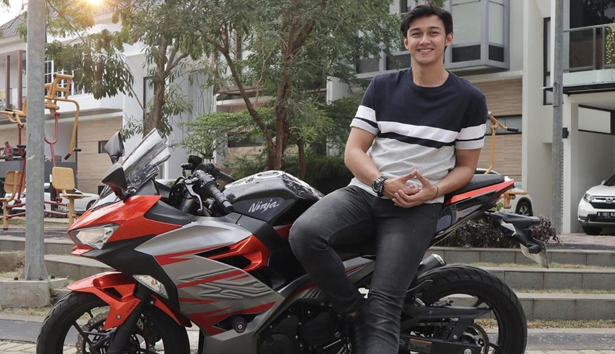 Pria bernama lengkap Immanuel Caesar Hito ini cukup sering terlihat mengenakan kaus tanpa kerah. Gaya santai pesinetron muda ini juga sering menjadi perhatian para netizen. (Liputan6.com/IG/@hitocaesar)