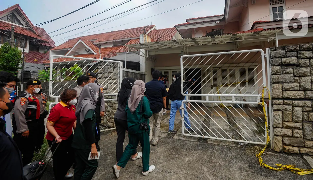 Tim Forensik saat akan menggelar olah TKP ulang di rumah penemuan penemuan kerangka ibu dan anak di perumahan Bukit Cinere Indah, Depok, Sabtu (09/09/2023). (merdeka.com/Arie Basuki)