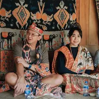 Sementara Ahok, mengenakan kain tersebut dengan dijadikan selendang di atasan polo shirtnya. Lalu dijadikan bawahan dan ikat kepala. [@pluralljeko]