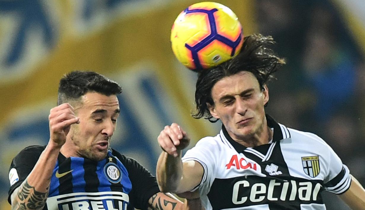 Gelandang Inter Milan, Matias Vecino, duel udara dengan pemain Parma, Roberto Inglese, pada laga Serie A di Stadion Ennio-Tardini, Sabtu (9/2). Inter Milan menang 1-0 atas Parma. (AFP/Miguel Medina)