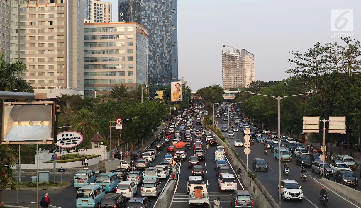 Kendaraan terjebak kemacetan di Jalan Casablanca, Jakarta, Sabtu (6/10). Adanya JLNT Kampung Melayu-Tanah Abang di kawasan tersebut tidak berdampak signifikan untuk mengurai kemacetan akibat tingginya volume kendaraan. (Liputan5.com/Immanuel Antonius)
