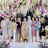 Nagita Slavina hadir mengenakan atasan dengan bordiran hitam dipadukan celana putihnya. Lalu Ayu Dewi mengenakan dress hitam berbordir emas. [@mrsayudewi]