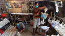 Pekerja membuat manekin anatomi tubuh manusia di Cinangka, Jawa Barat, Kamis (30/7/2020). Produksi industri rumahan kembali produktif setelah sempat tutup terdampak pandemi covid-19 selama empat bulan. (Liputan6.com/Johan Tallo)
