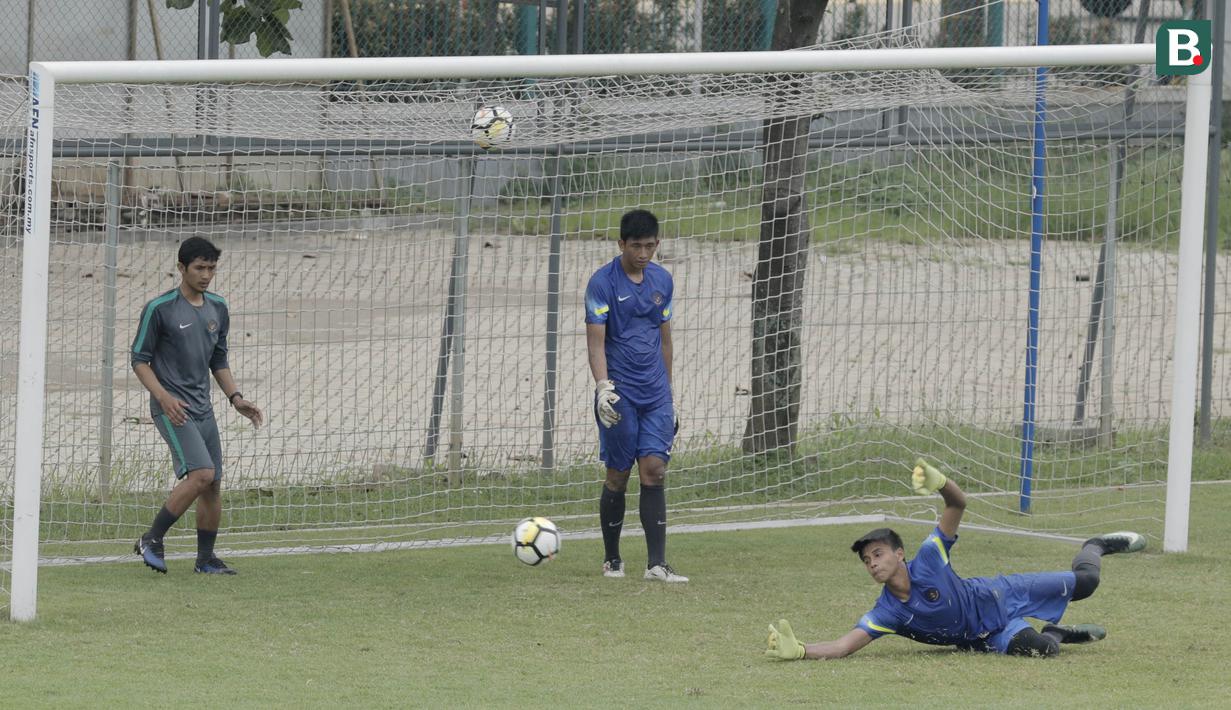 Kiper Timnas Indonesia, Rakasurya Handika, berusaha menghalau bola saat latihan di Lapangan ABC Senayan, Jakarta, Kamis (22/2/2018). Latihan ini dilakukan untuk persiapan Piala AFF U-18 2018 dan Piala Asia U-19 2018. (Bola.com/M Iqbal Ichsan)