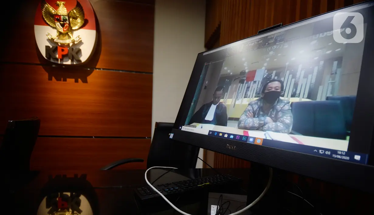 Terdakwa kasus dugaan suap dana hibah KONI, Miftahul Ulum menjalani sidang vonis secara online di Gedung KPK, Jakarta, Senin (15/6/2020). Asisten mantan Menpora, Imam Nahrawi itu divonis hukuman pejara selama 4 tahun ditambah denda Rp 200 juta subsider 3 bulan kurungan. (merdeka.com/Dwi Narwoko)