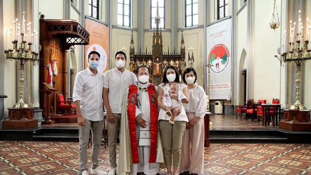 Tampil Gemas, Ini 7 Momen Pembaptisan Putra Marcel Chandrawinata di Katedral Jakarta