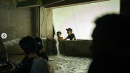 Para kru bergotong royong menciptakan adegan banjir di rusun lantai dasar. (Foto: Instagram/ jokoanwar)
