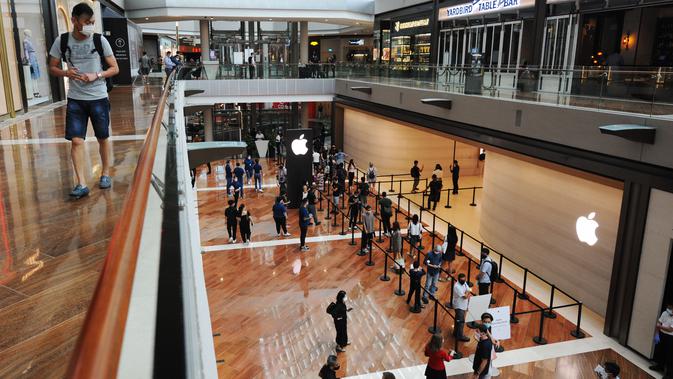 Para pelanggan mengantre untuk masuk ke gerai baru Apple di Marina Bay Sands saat hari pembukaannya di Singapura (10/9/2020). Apple resmi membuka gerai barunya yang 'mengapung' di atas air yang berlokasi di negara Singapura. (Xinhua/Then Chih Wey)