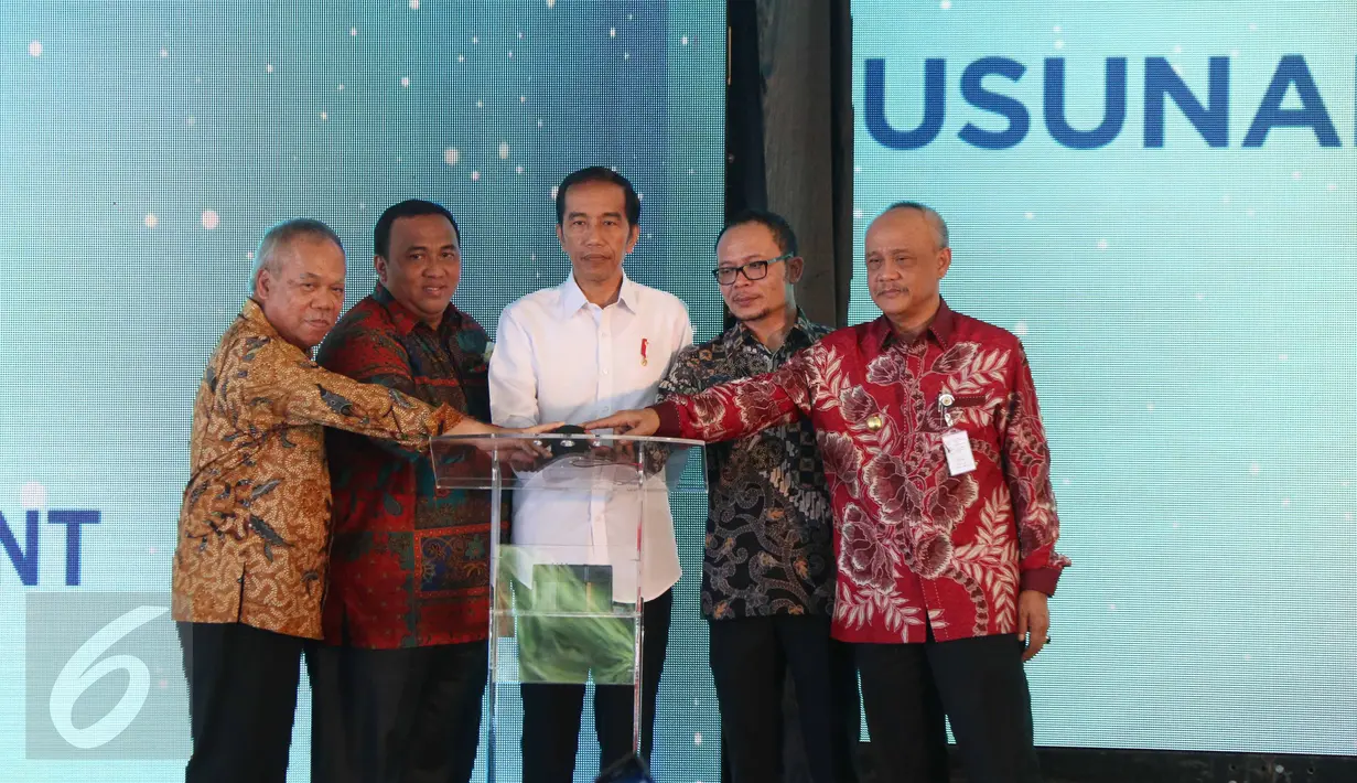 Presiden Jokowi menekan tombol saat meresmikan peletakan batu pertama rumah susun sederhana hak milik (rusunami) untuk buruh atau masyarakat berpenghasilan rendah (MBR) di Sarua, Tangerang Selatan, Kamis (27/4). (Liputan6.com/Angga Yuniar)