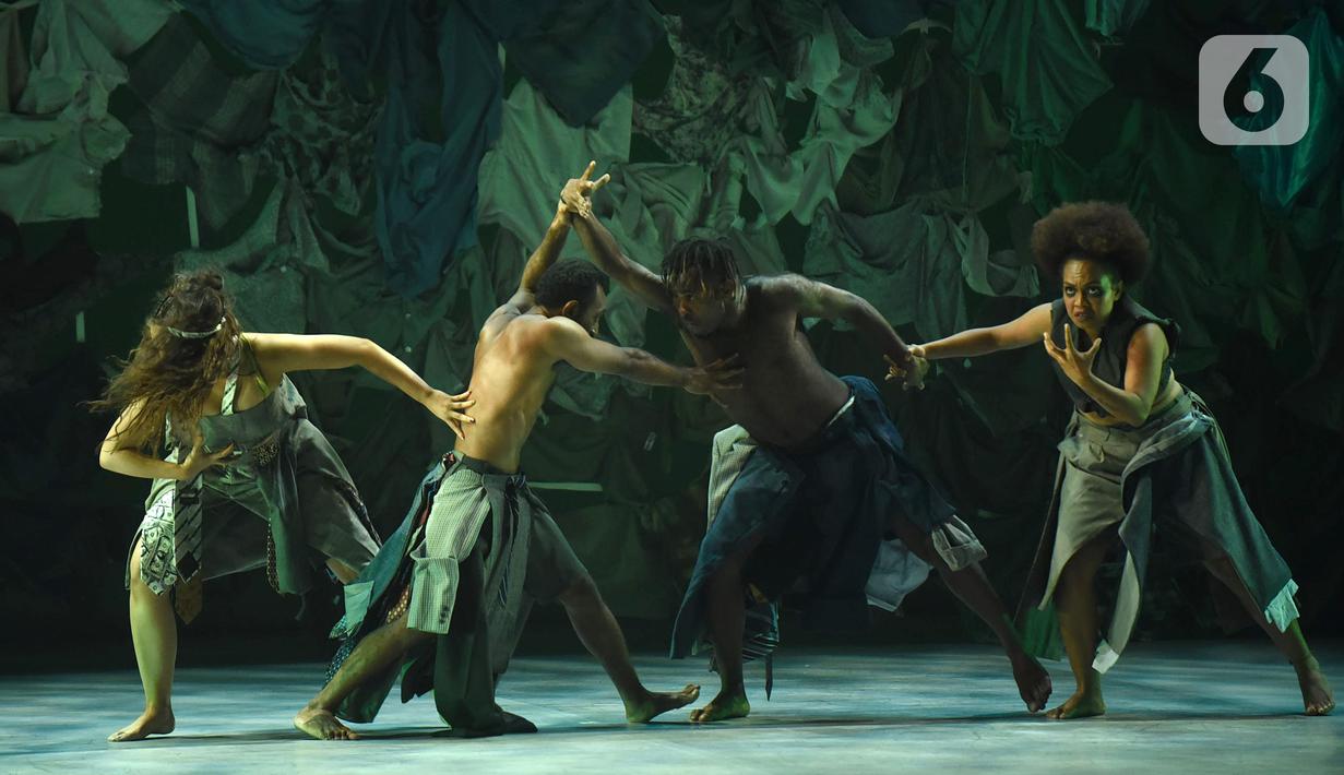 Pemain mempertunjukkan teater yang menggabungkan film, dance, dan lagu berjudul Planet Sebuah Lament di Teater Jakarta, TIM, Jakarta, Kamis (16/1/2020). Pertunjukkan ini mengusung perpaduan budaya Indonesia Timur (Melanesia) yang mengambil referensi tablo jalan salib. (Liputan6.com/Fery Pradolo)