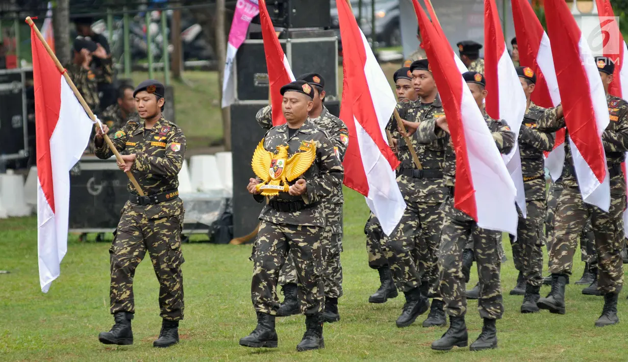 Peserta Kemah Pemuda Indonesia membawa bendera merah putih saat apel di Cibubur, Jakarta, Jumat (27/10). Menyambut peringatan Sumpah Pemuda, acara dibuka dengan apel 1.000 Pemuda Indonesia, dan dilanjutkan dengan Kirab Satu Negeri. (Liputan6.com/Ipung)
