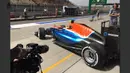 Rio Haryanto meninggalkan pit Manor Racing untuk mengikuti latihan bebas pertama F1 GP China di Sirkuit Internasional Shanghai, China, Jumat (15/4/2016). (Bola.com/Twitter/Manorracing)