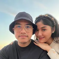 OOTD kasual Erina dan Kaesang ikut Presiden Jokowi ke Labuan Bajo. [Foto: Instagram @erinagudono]