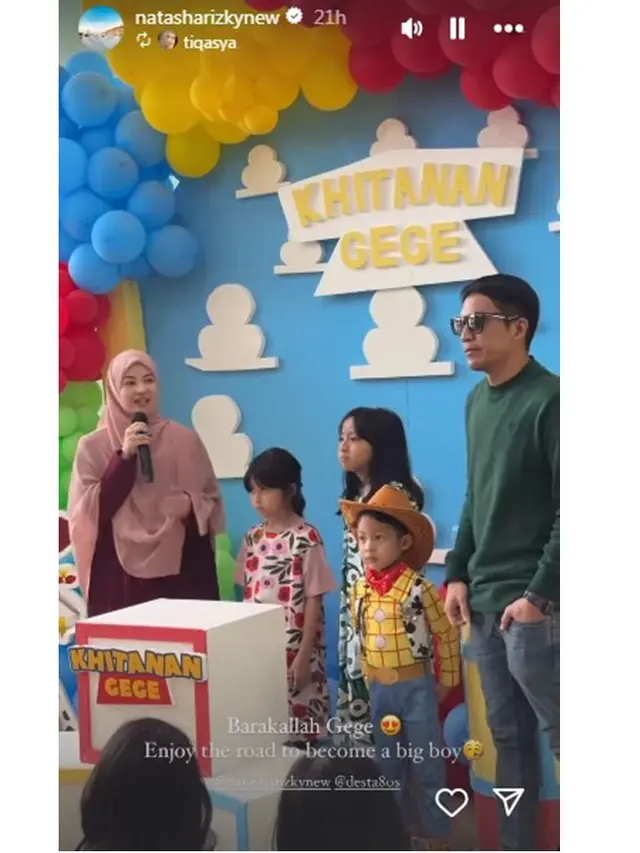 7 Potret Desta dan Natasha Rizy Gelar Syukuran Khitanan Anak, Tampil Kompak