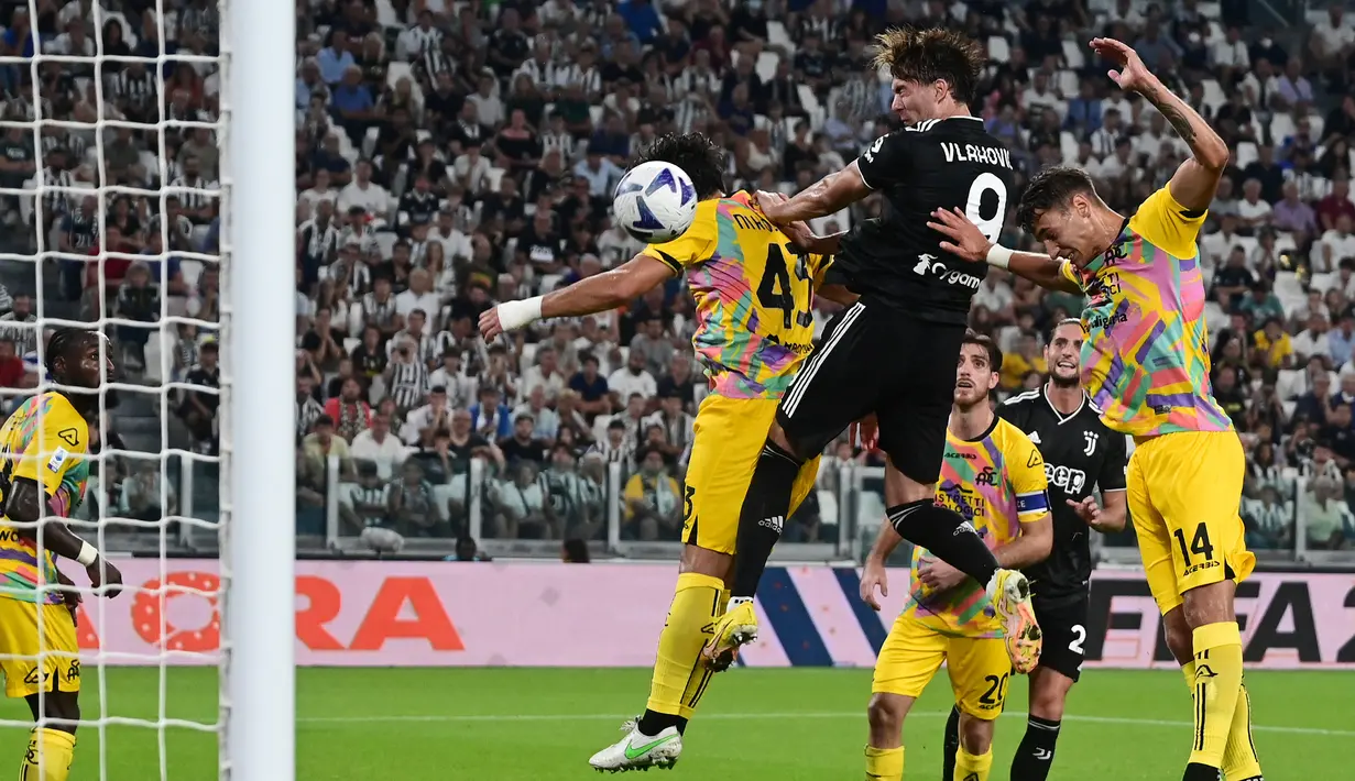 Di babak kedua, Dusan Vlahovic nyaris mencetak gol keduanya ke gawang Spezia pada menit ke-66. Sundulannya dari jarak dekat masih mampu ditepis keluar Bartlomiej Dragowski. (AFP/Miguel Medina)